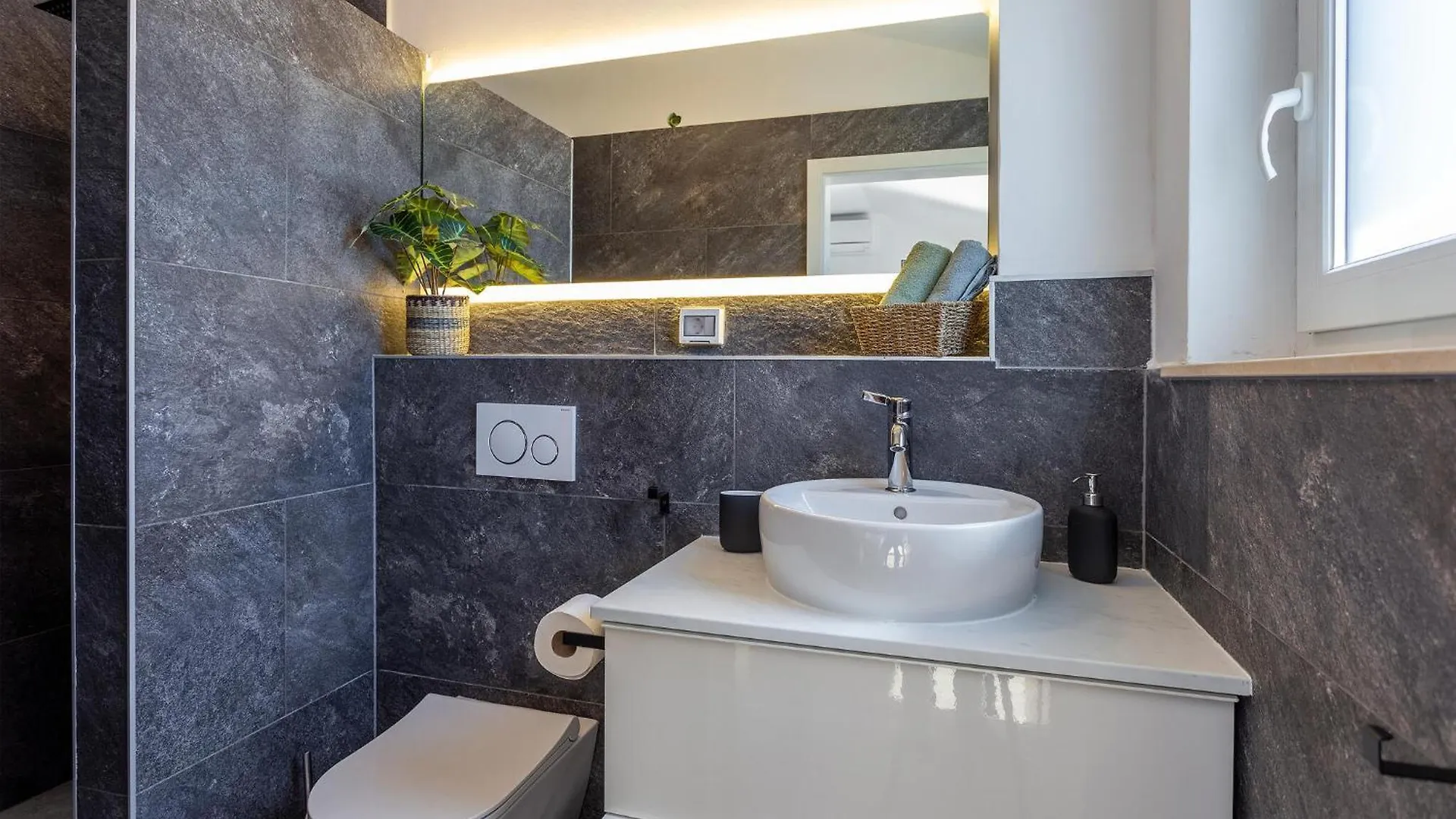4 Bedroom Cozy Home In Marcana